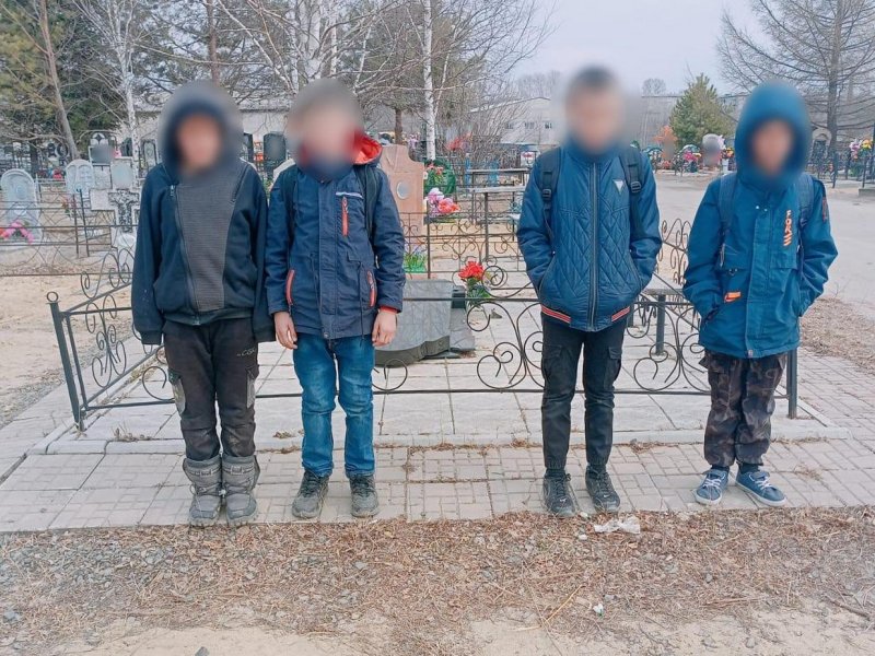 Амурские полицейские установили личности несовершеннолетних причастных к повреждению мест захоронений на кладбище г. Завитинска